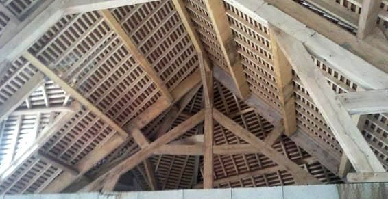 Charpente de maison vue d'en bas