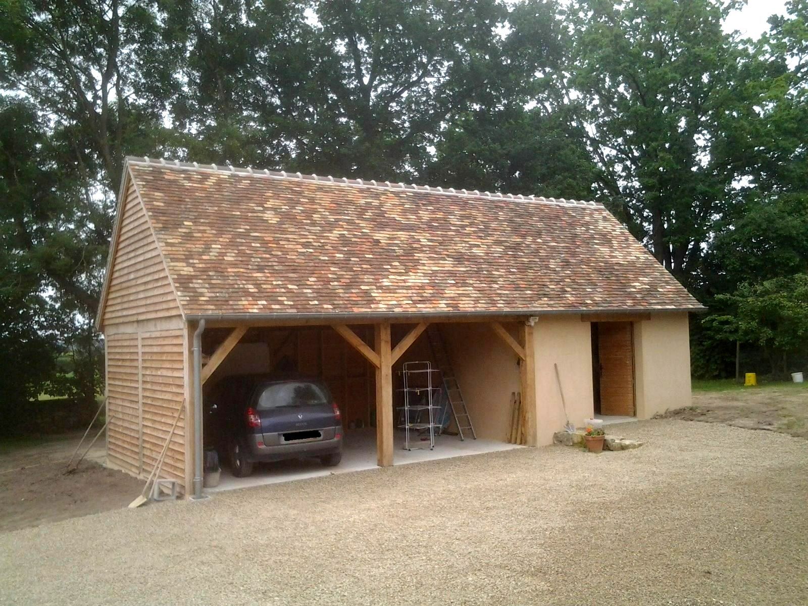 Carport avec toiture en tuiles