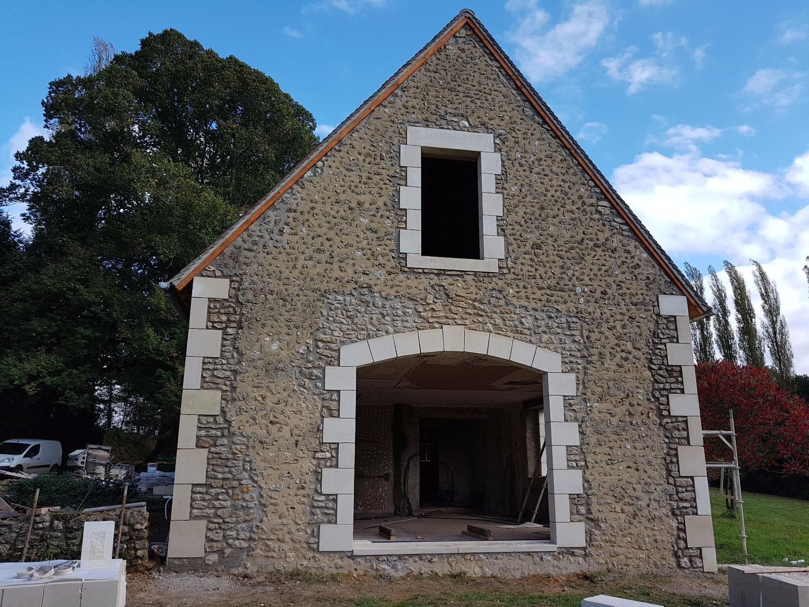 Maison en pierre avec ouvertures