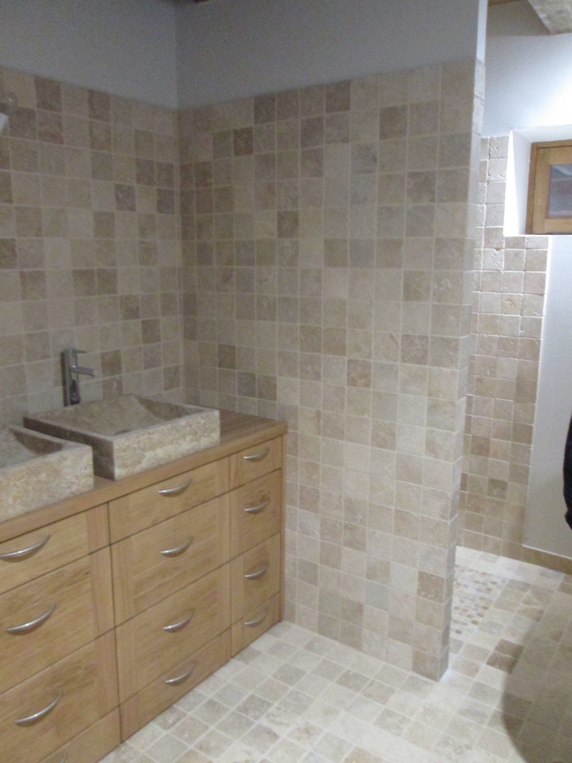 Carrelage beige dans salle de bains