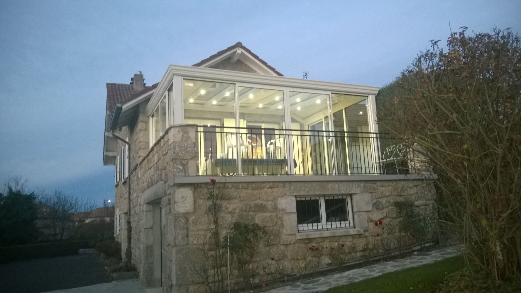 Grande véranda blanche