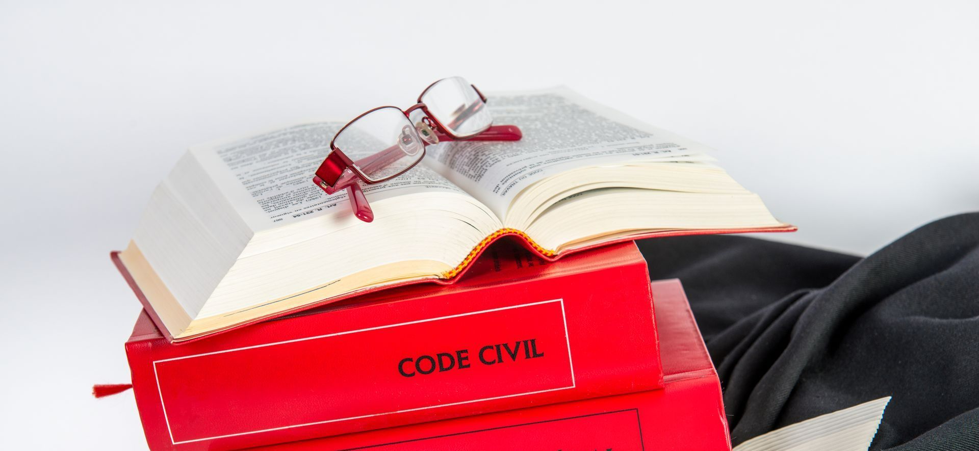 Code civil, paire de lunettes, page droit civil