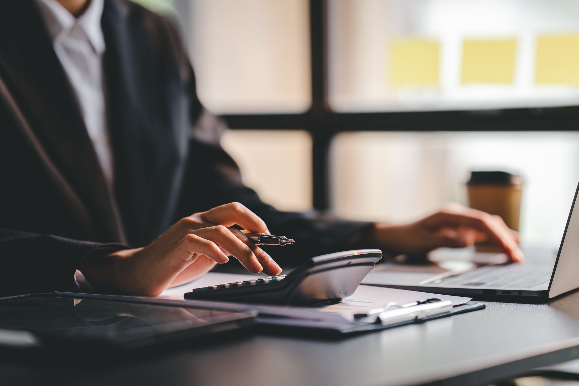 Bureau, calculatrice et homme d'affaires en costume