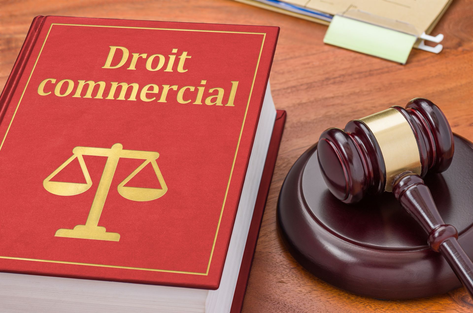 Droit commercial, ouvrage juridique et marteau de la Justice