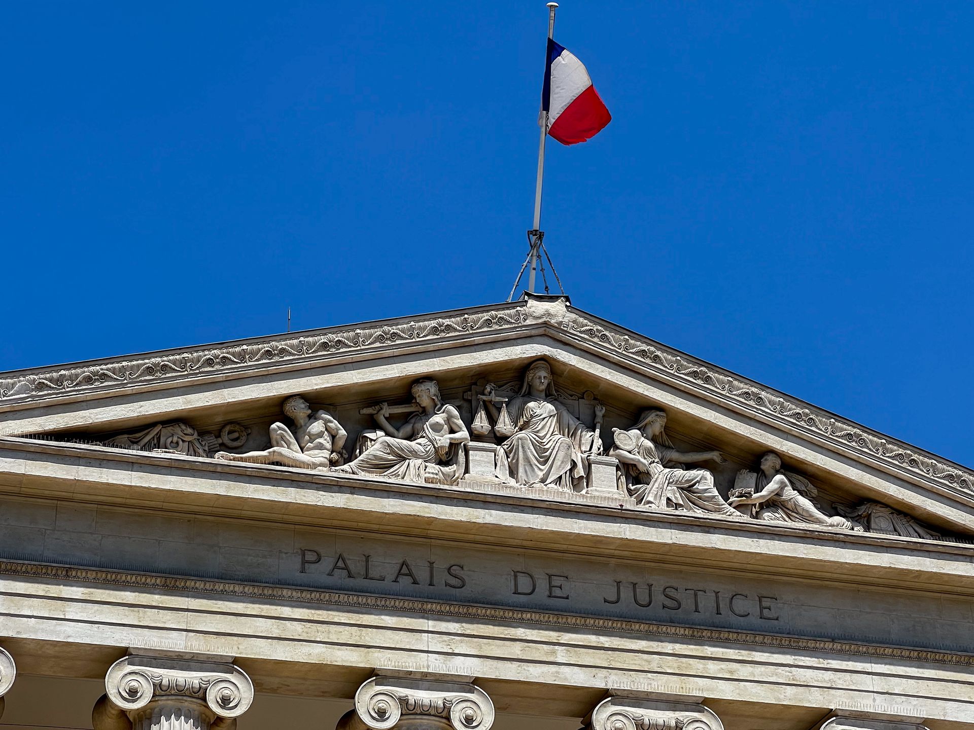 Palais de Justice avec le drapeau français