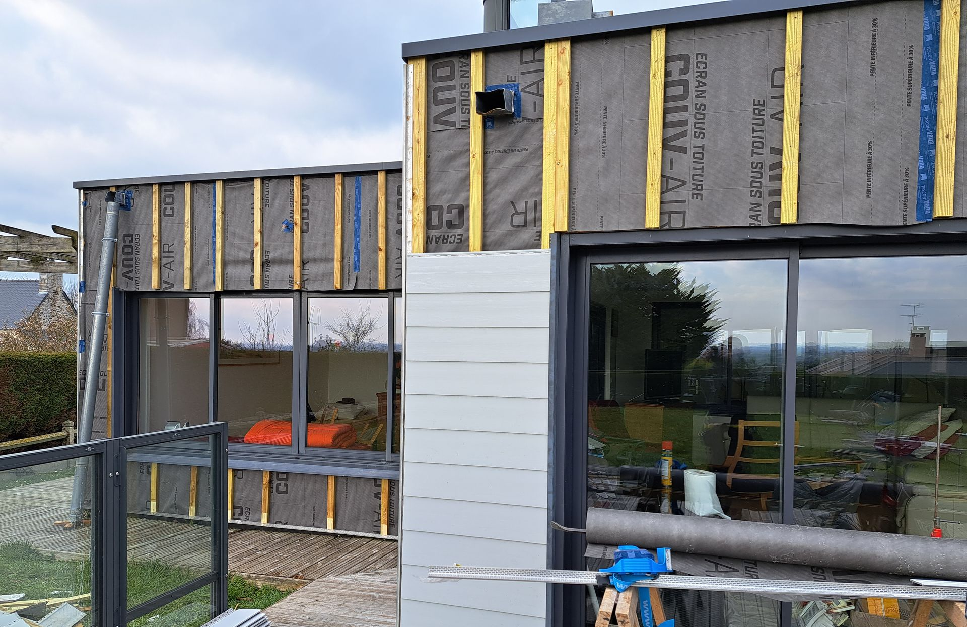 Maison avec bardage métallique gris