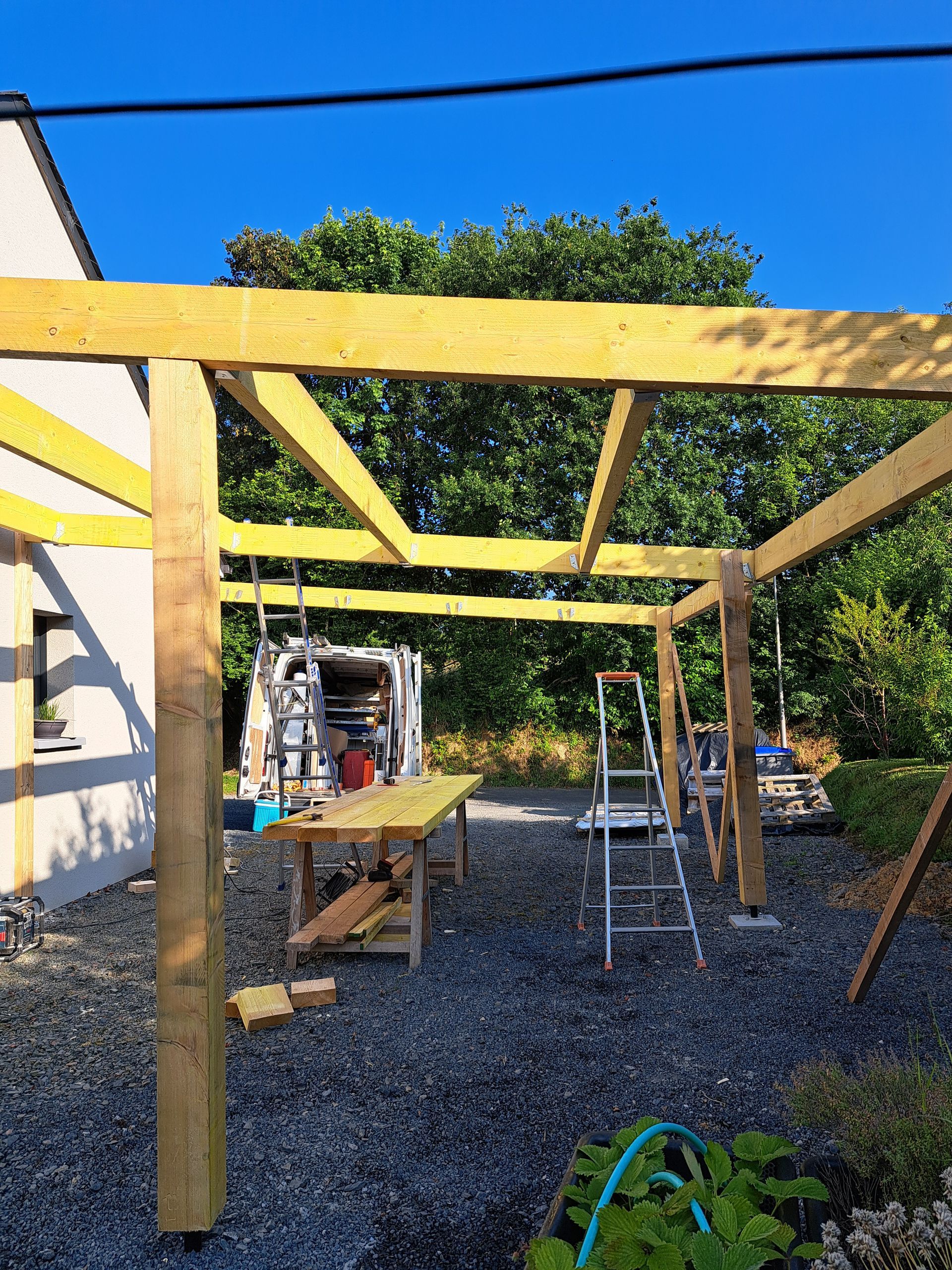 Maison moderne avec pergola en bois devant l'entrée