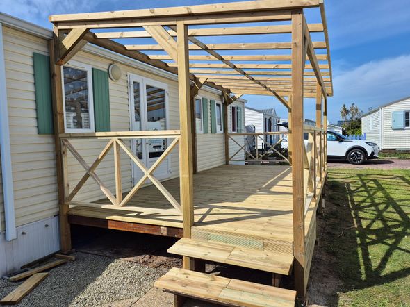 Pergola en bois devant l'entrée d'un mobile home