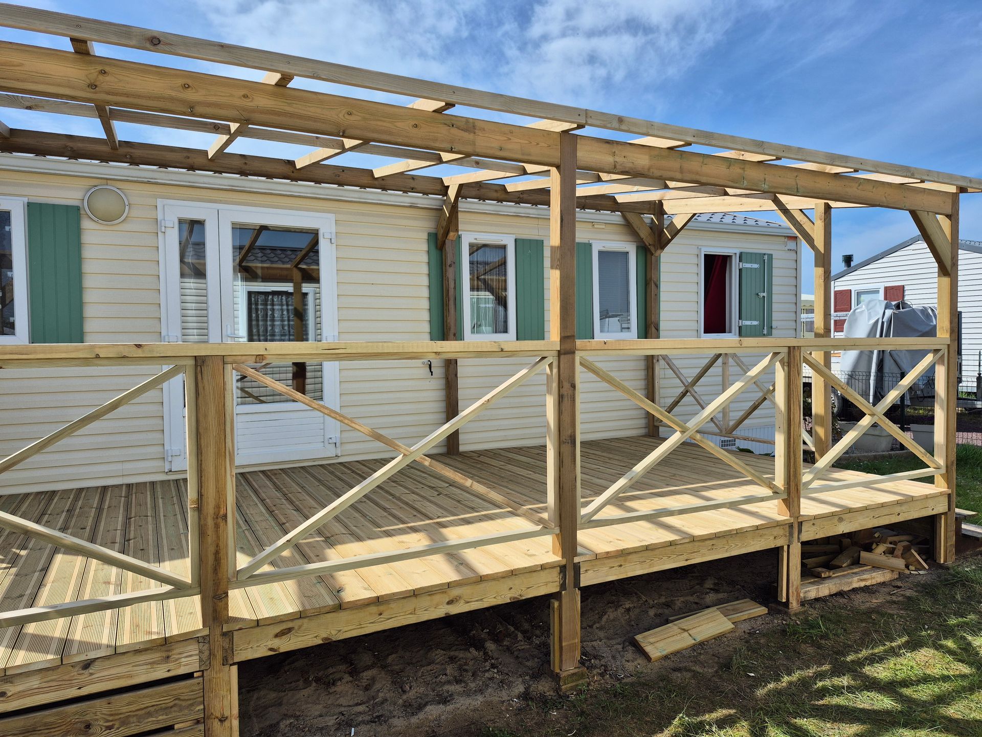 Artisan utilisant une ponceuse pour lisser une terrasse en bois