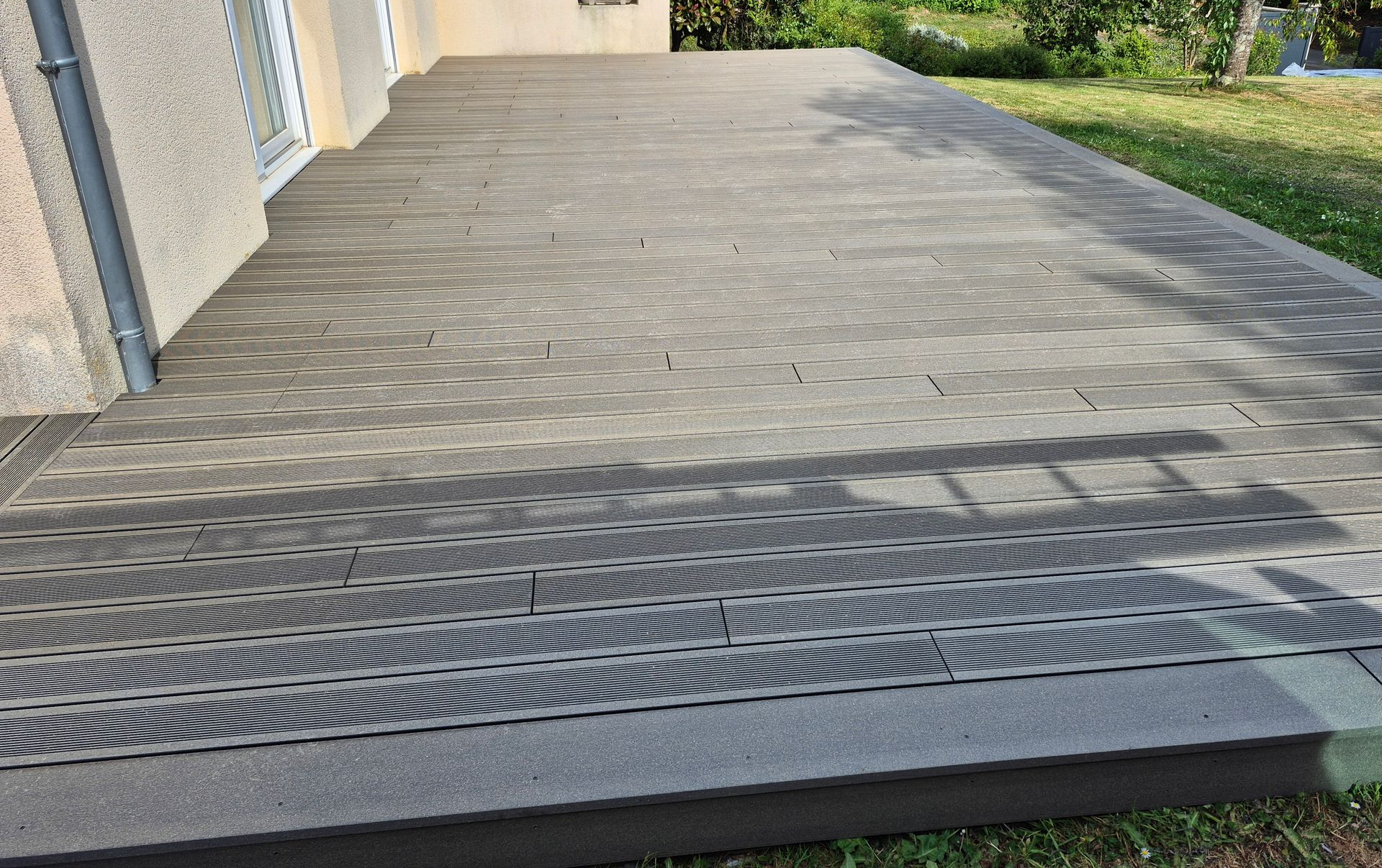 Artisan travaillant sur la construction d'une terrasse en bois