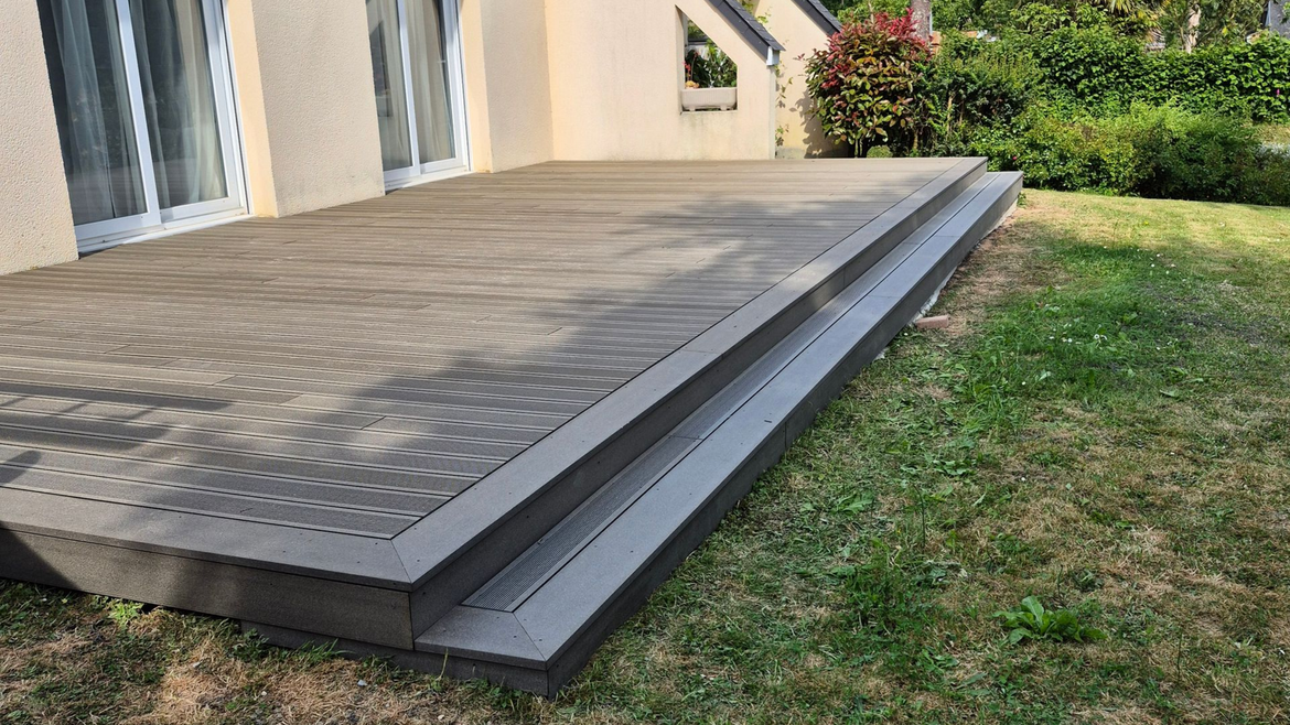 Terrasse en bois installée sur un espace extérieur