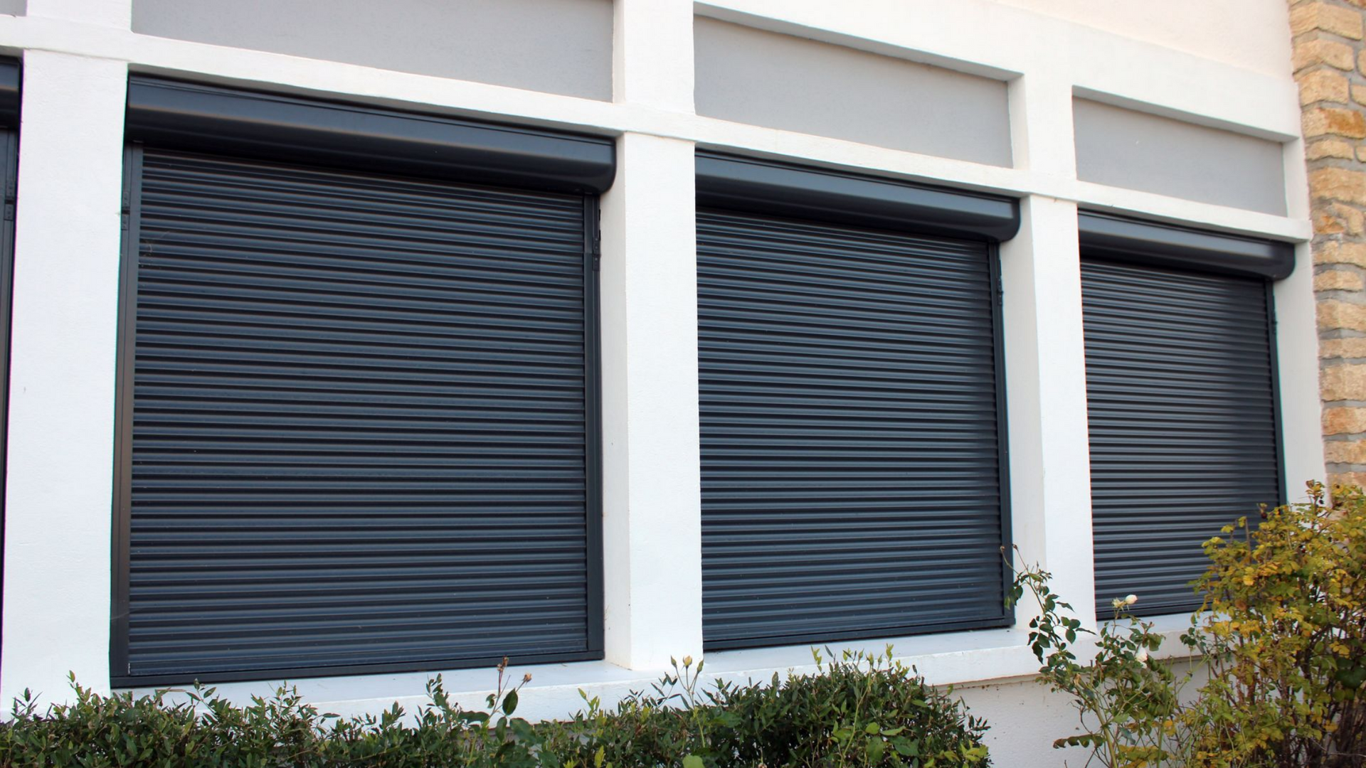 Volets roulants installés sur une fenêtre de maison