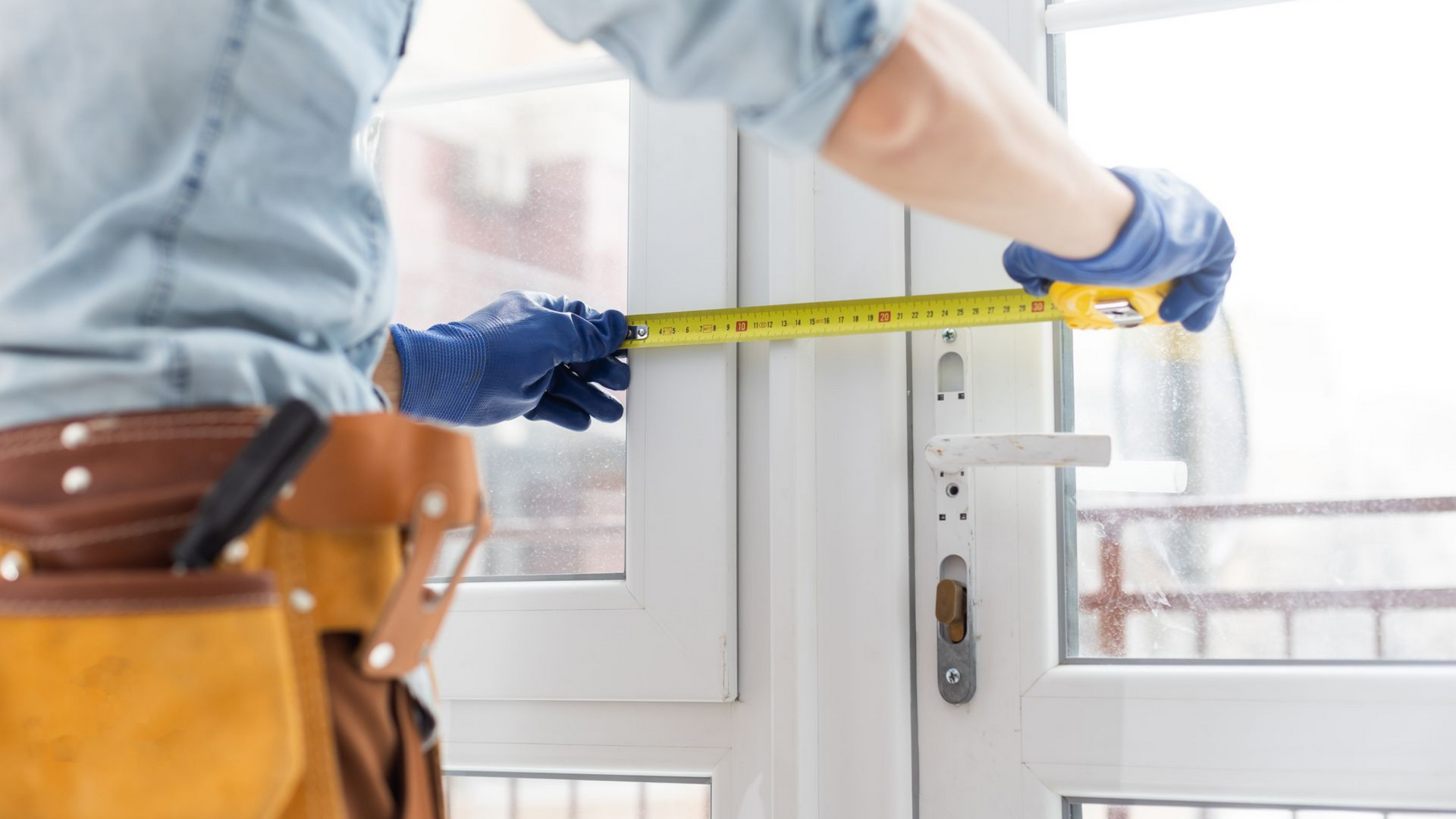 Professionnel prenant des mesures précises sur une porte ou fenêtre
