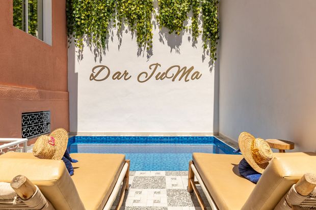Terrasse privée avec piscine du Riad Dar JuMa à Marrakech, enseigne murale « Dar JuMa »