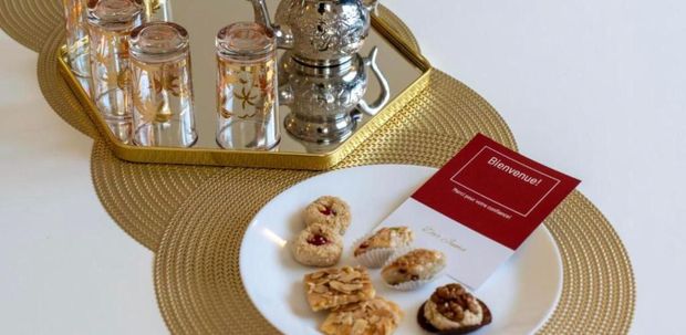 Plateau de petit-déjeuner marocain traditionnel servi au Riad Dar JuMa : thé, pâtisseries et confiture