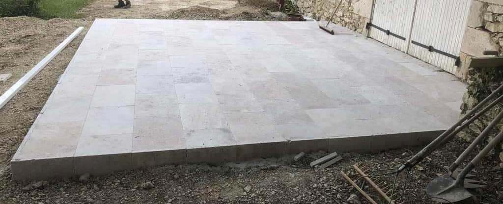 Terrasse extérieure en carrelage