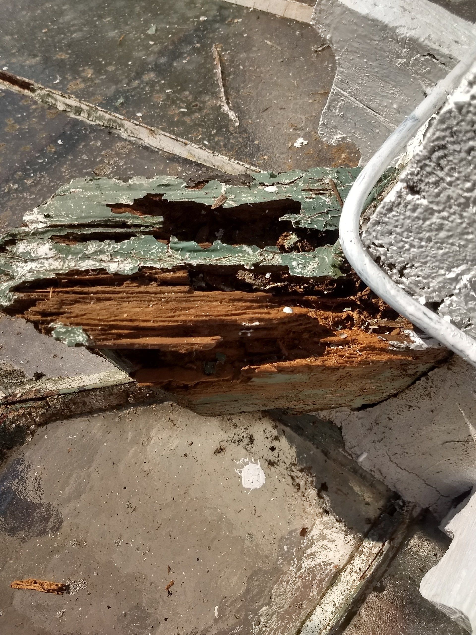 Photo d'un élément en bois abimée