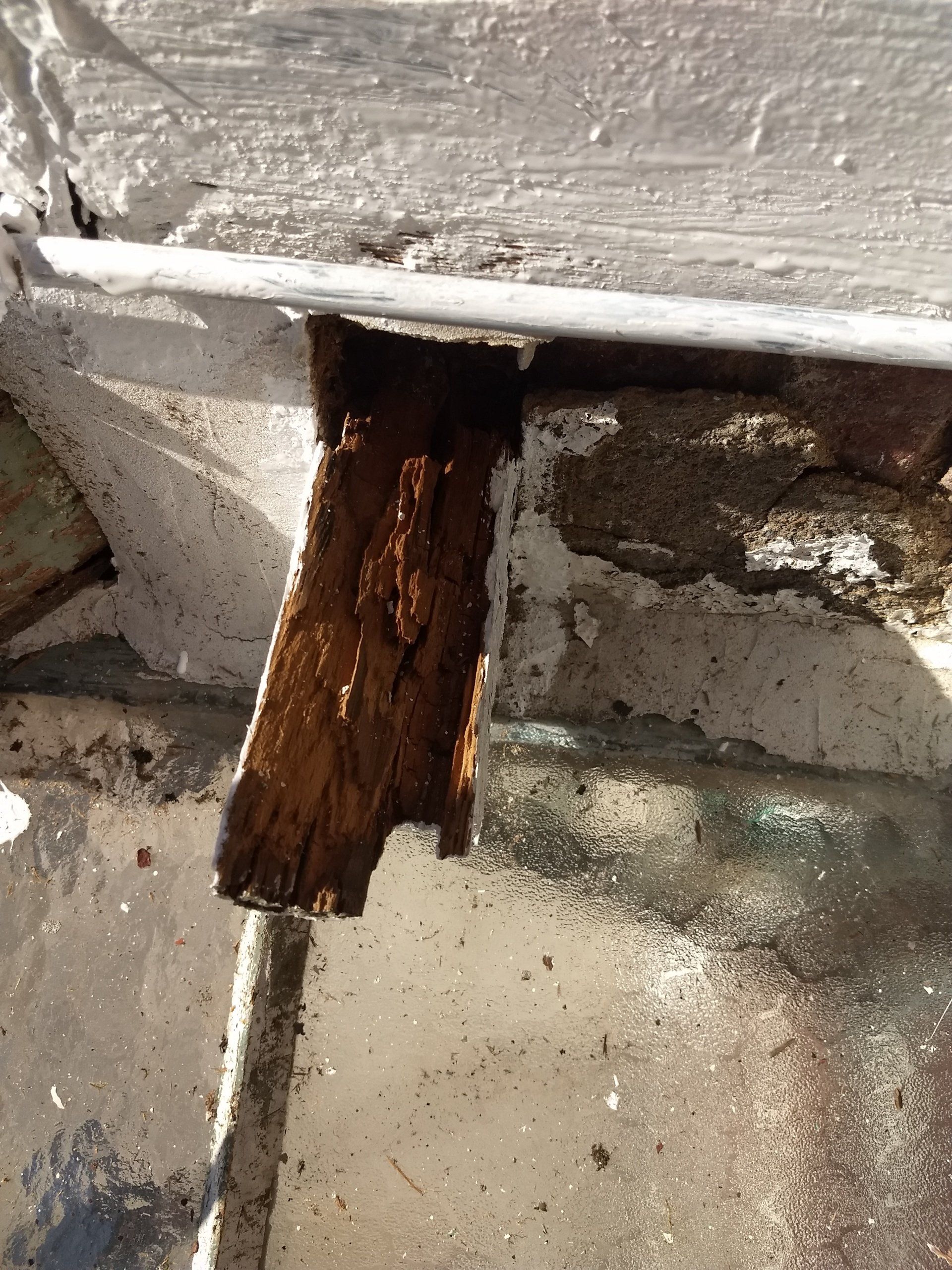 Photo d'un élément en bois cassé