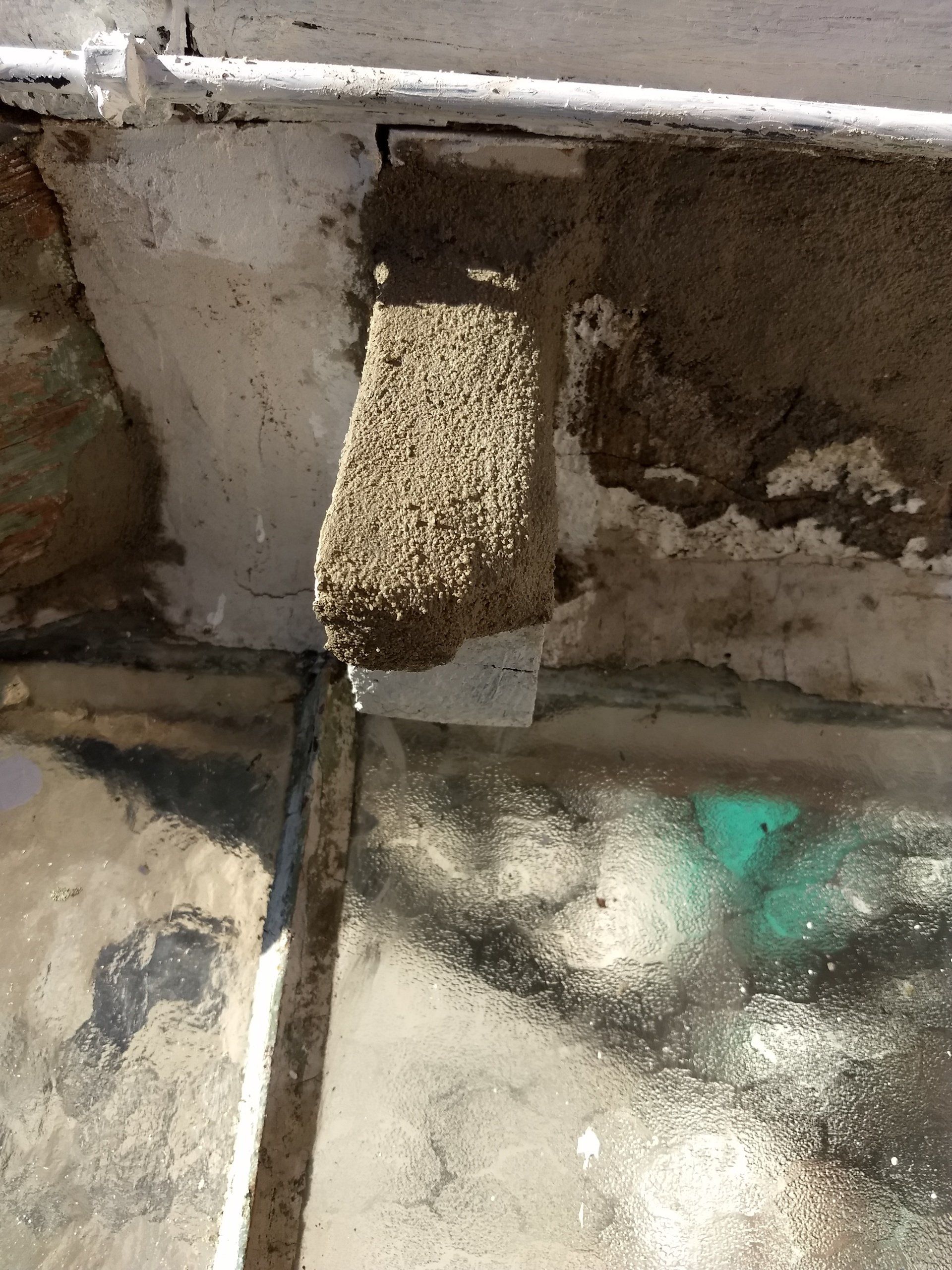 Photo d'un élément en bois en cours de réparation