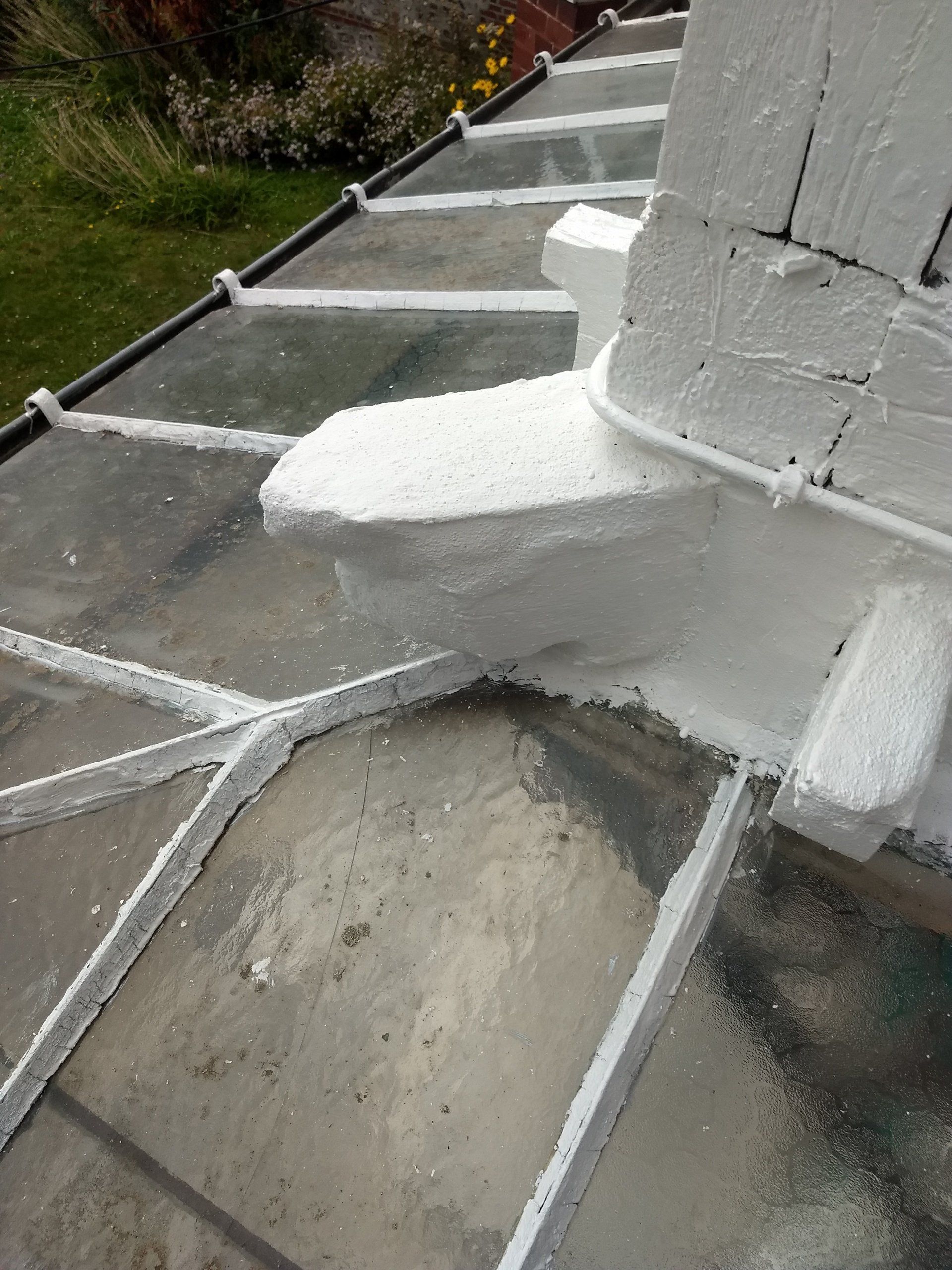 Photo d'un élément en bois réparé et peint en blanc