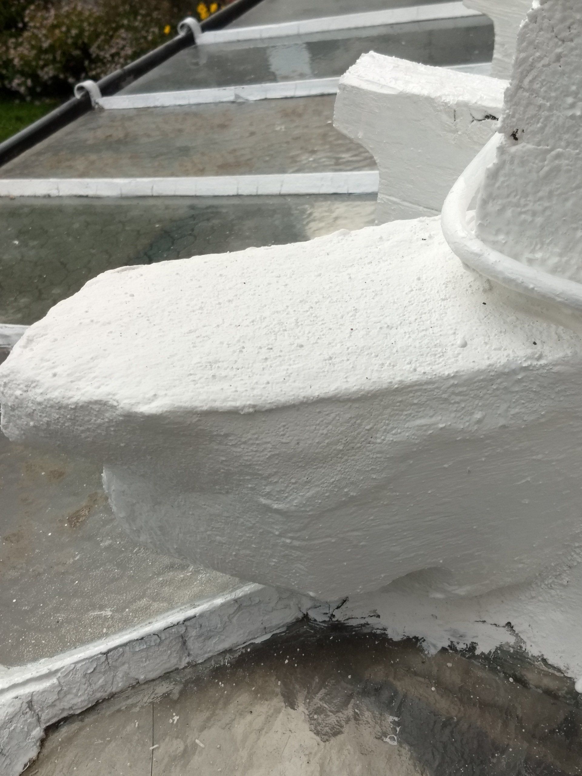 Photo d'un élément en bois réparé et peint