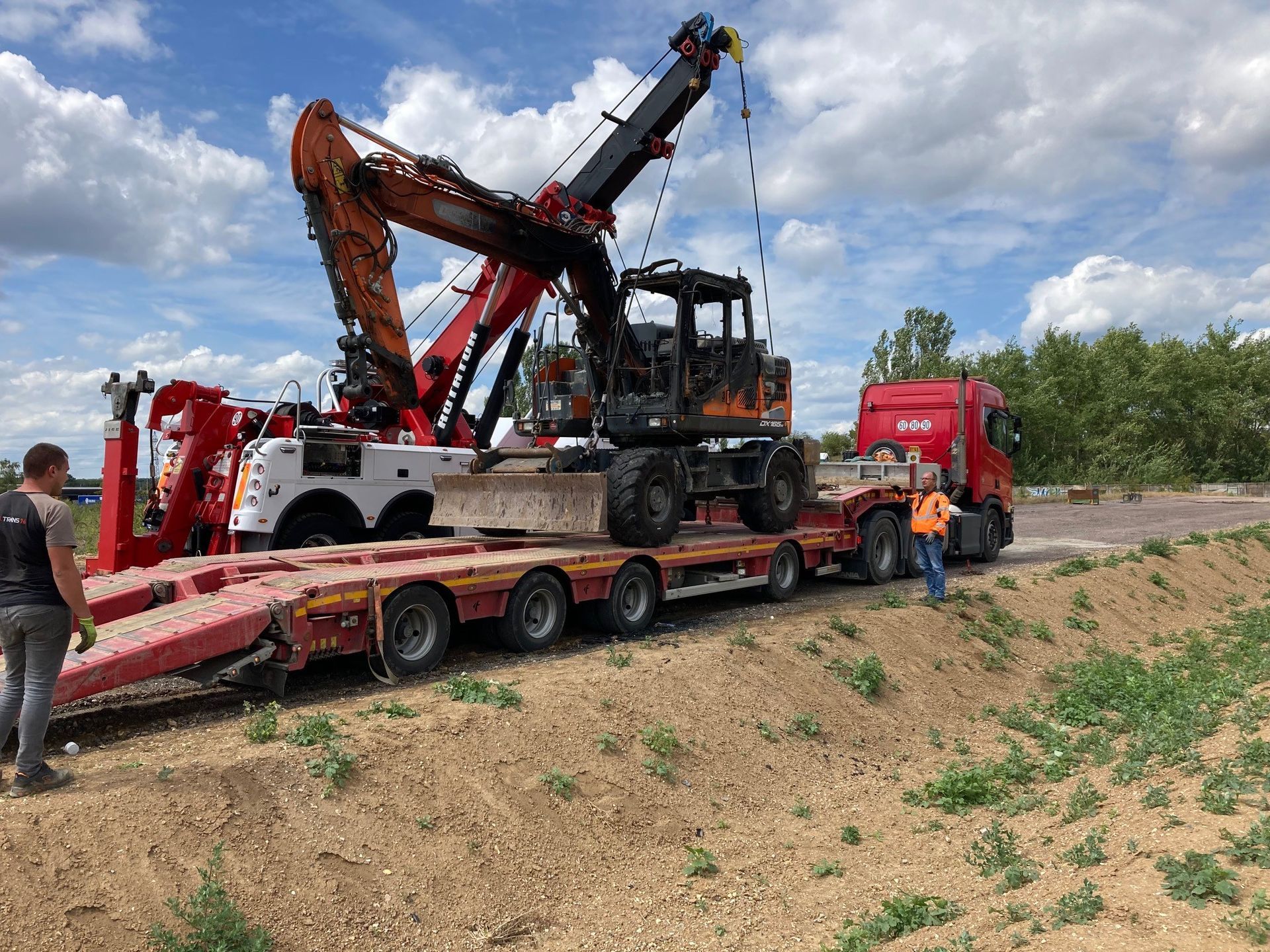 Un camion-grue soulevant un tracteur