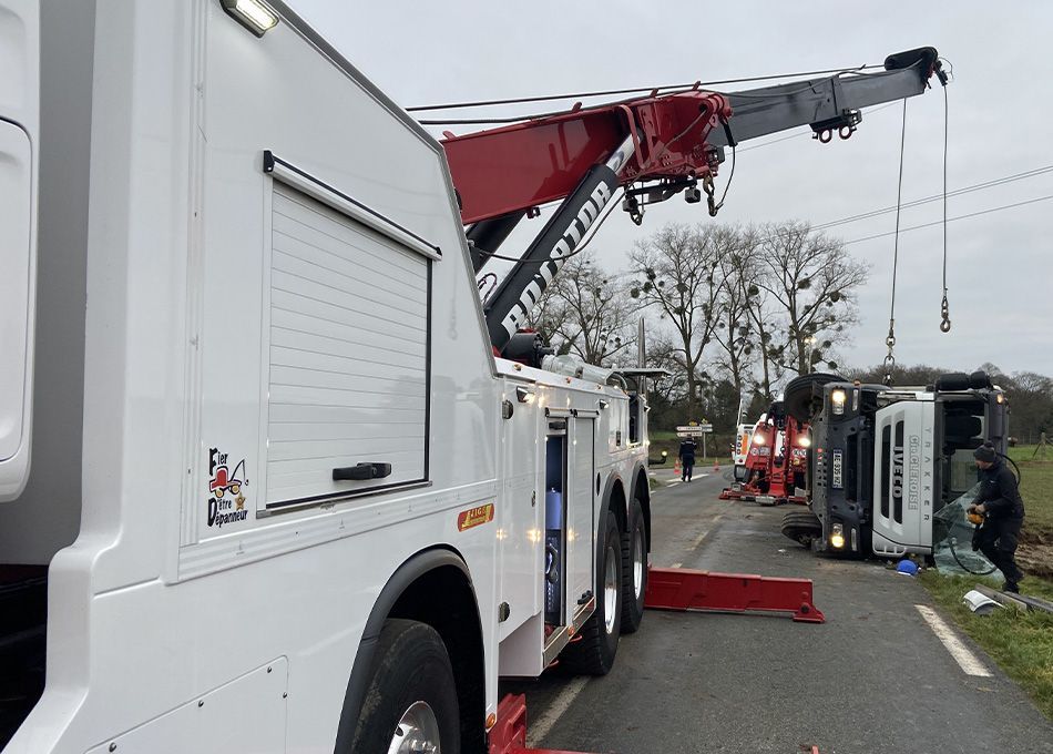 Poids lourd renversé sur la chaussée