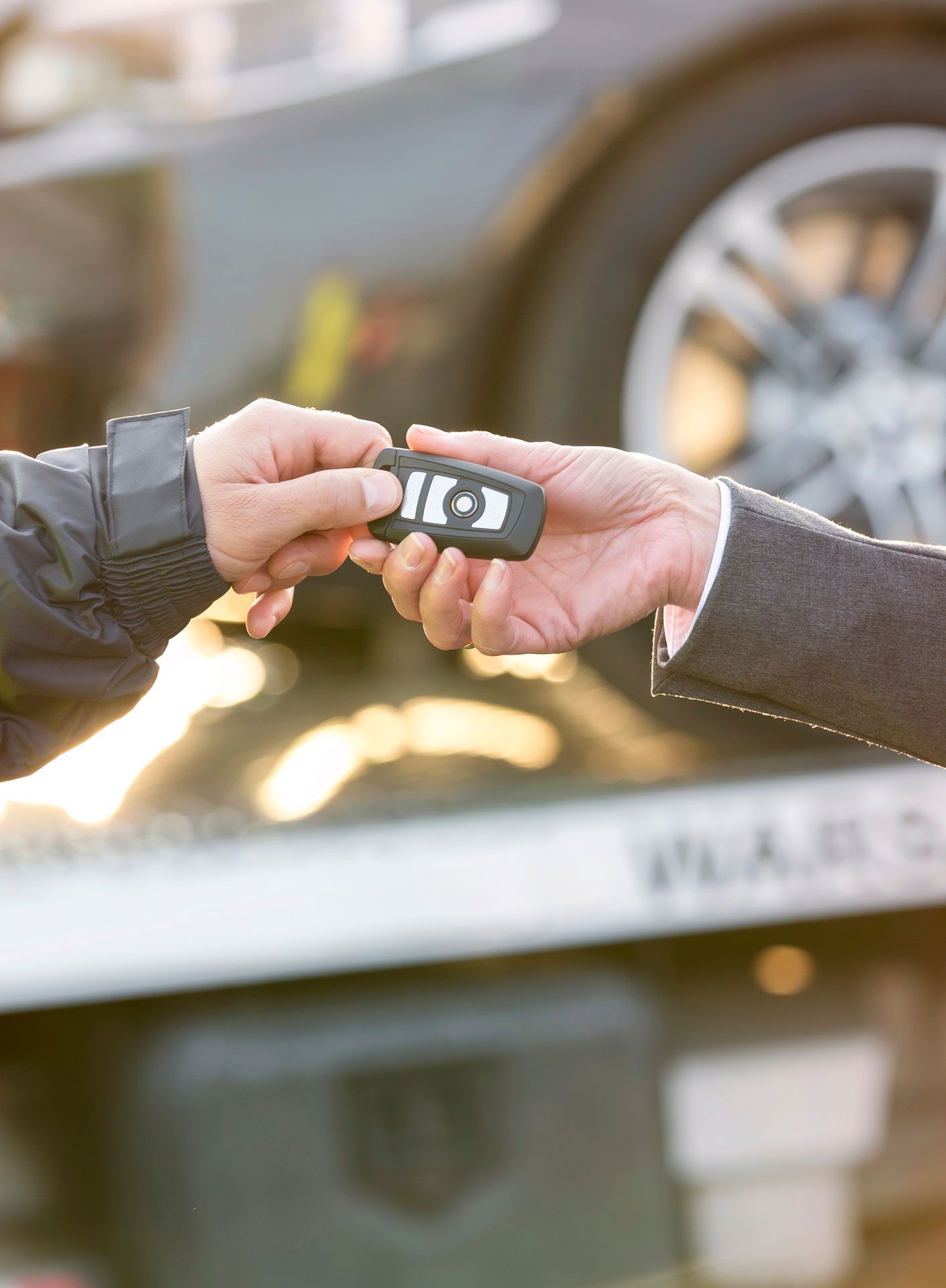 Une automobiliste donnant les clefs de sa voiture à un dépanneur