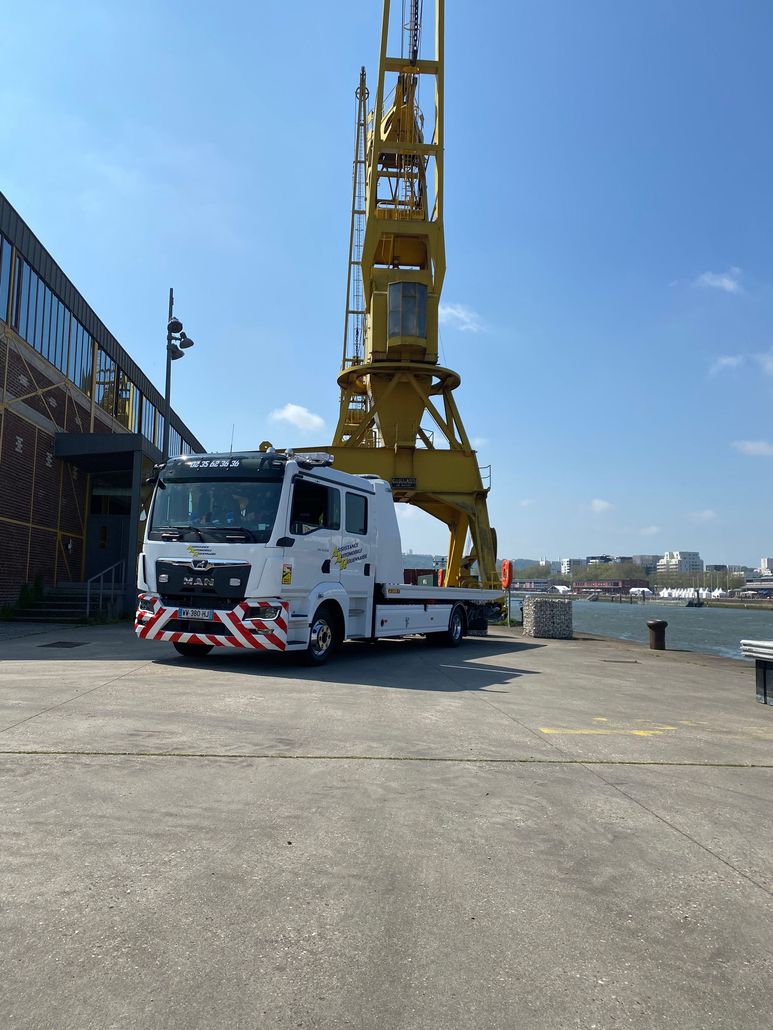 Camion de dépannage de chez AAR sur les quais rouennais