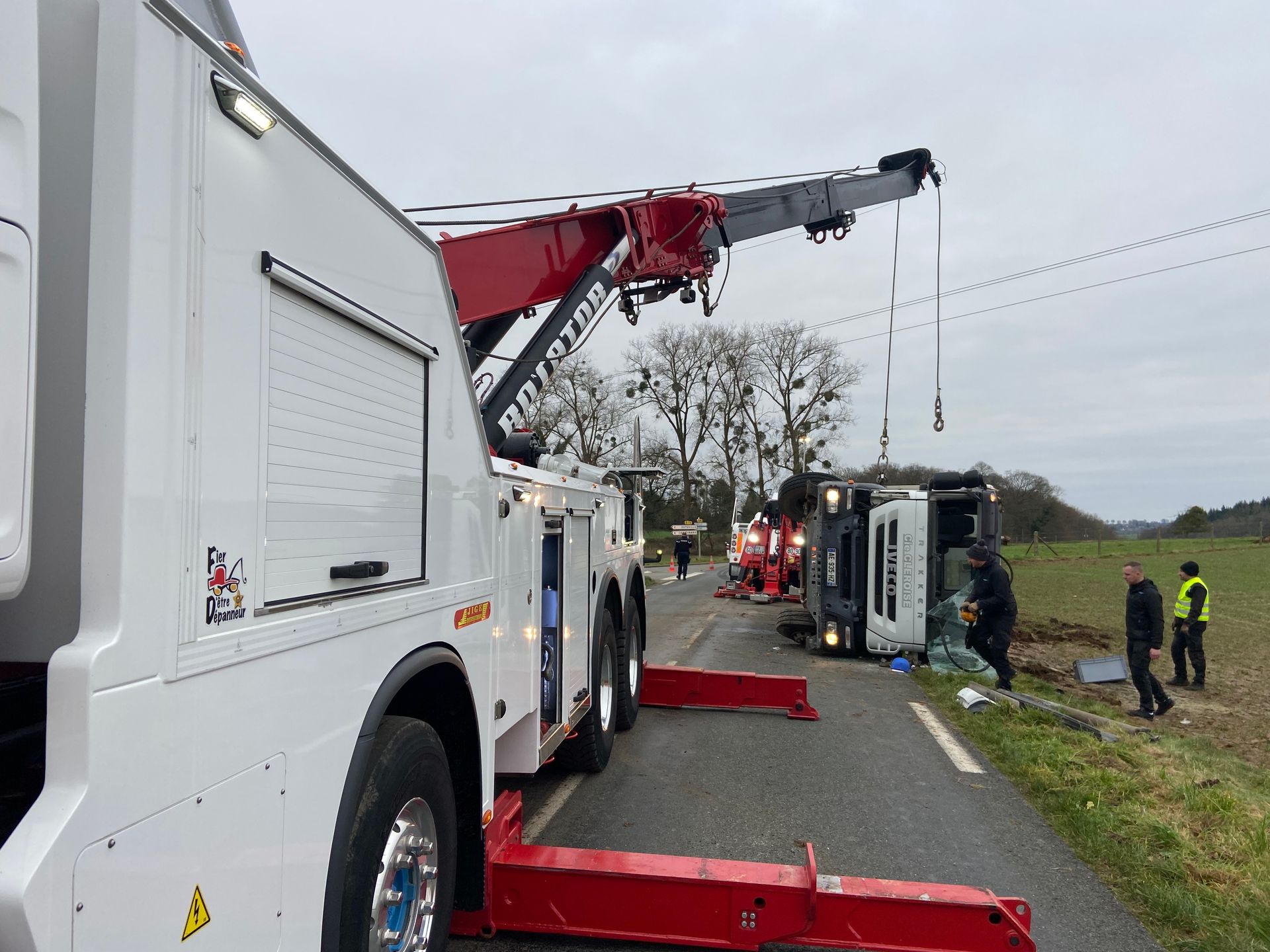 Levage par grue d'un camion couché sur la chaussée