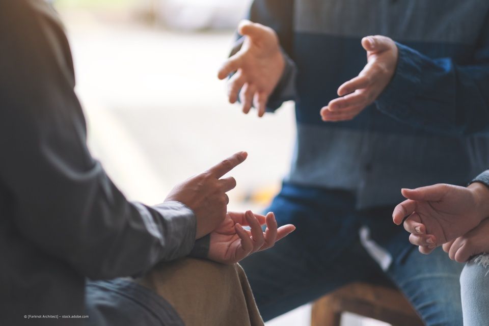 Zwei jeweils gestikulierende Männerhändepaare, Logopädie im Ratzelbogen