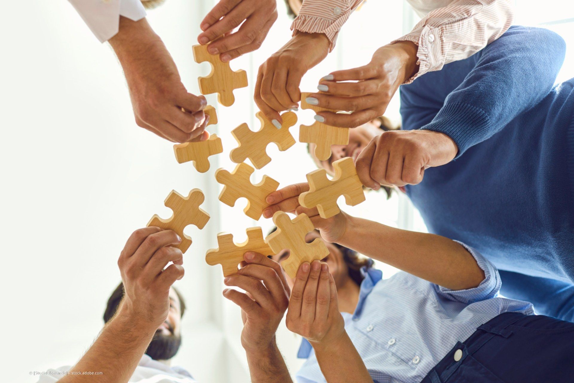 Raum voller Menschen, die einem Vortrag zuhören, Logopädie im Ratzelbogen