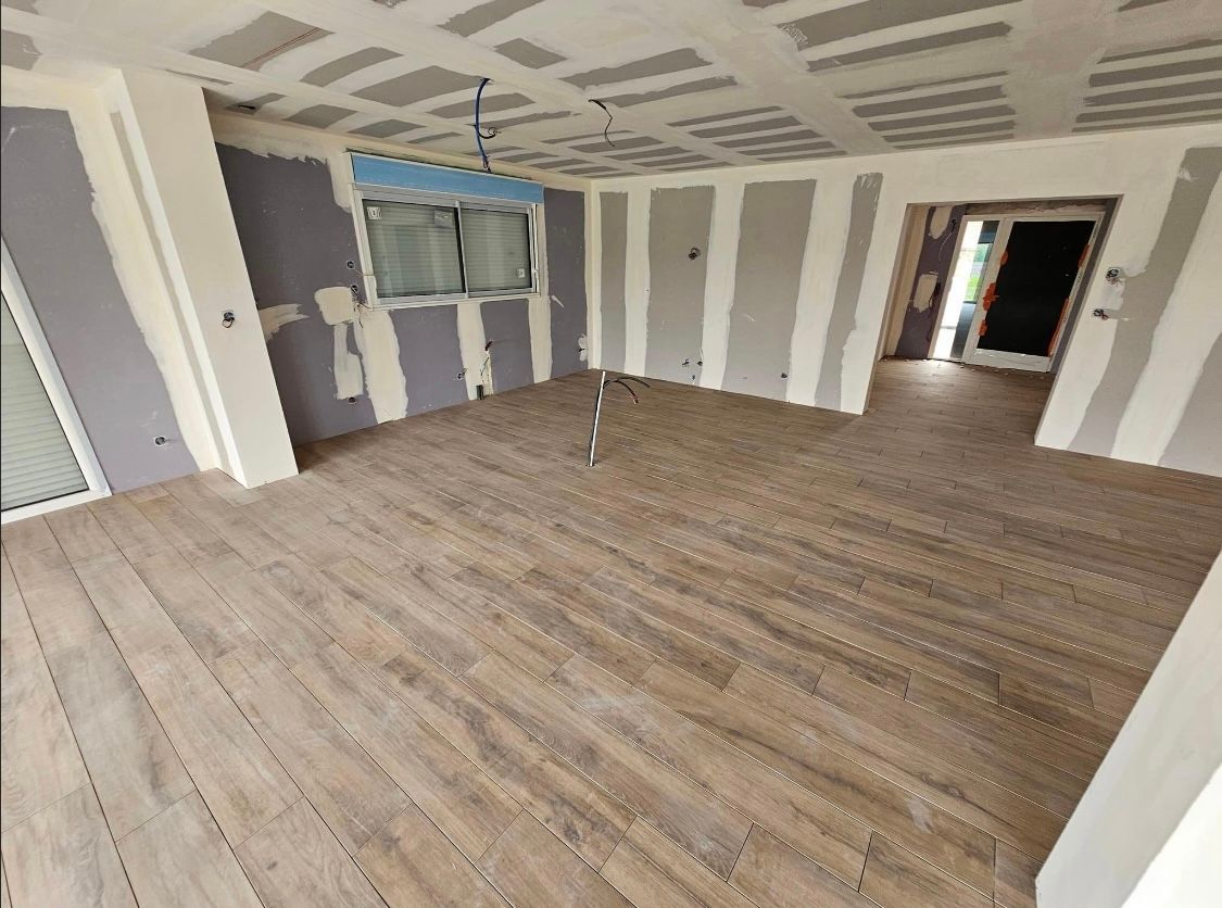 Vue sur une pièce rénovée du sol au plafond