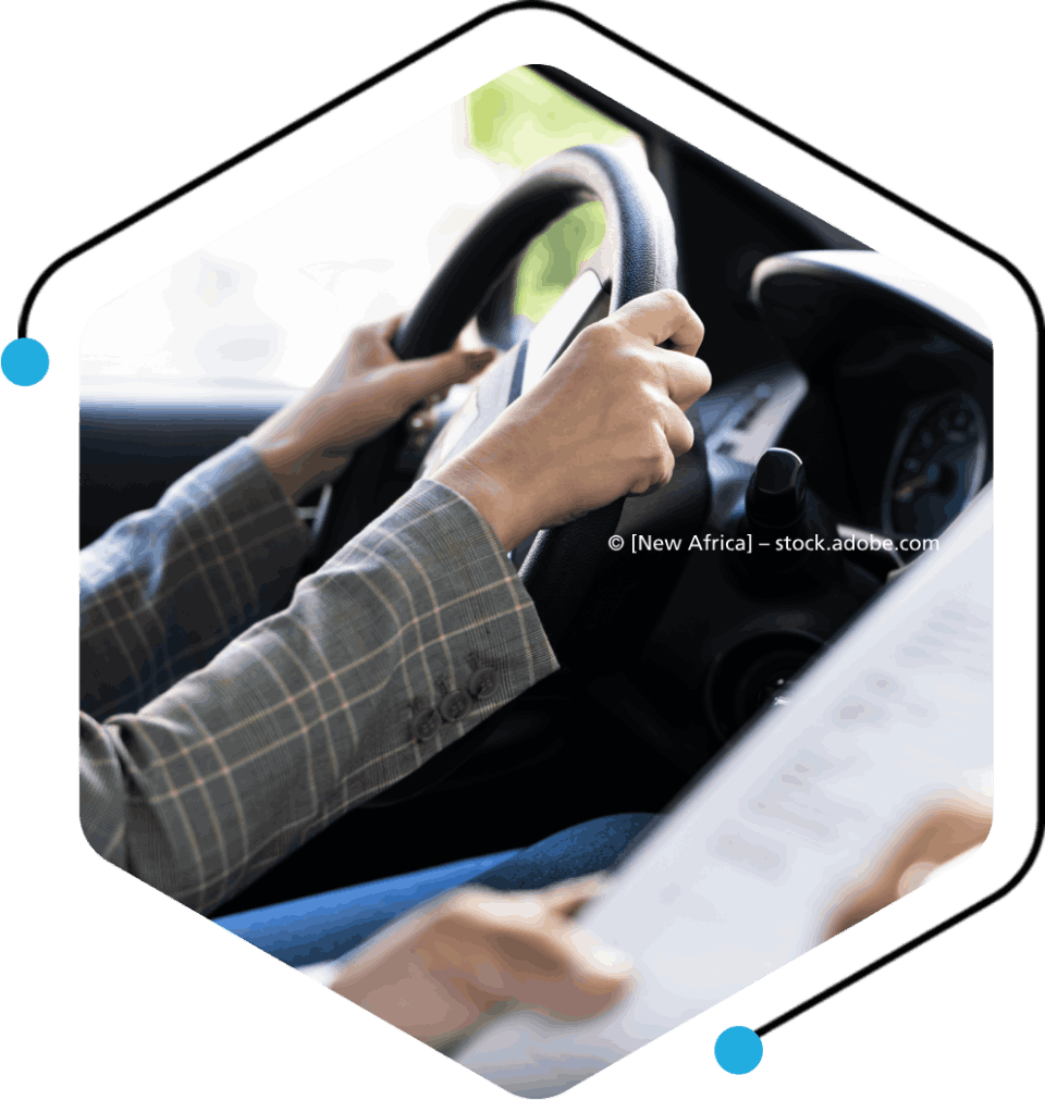 Fahrprüfung, Fahrschüler mit Händen am Lenkrad