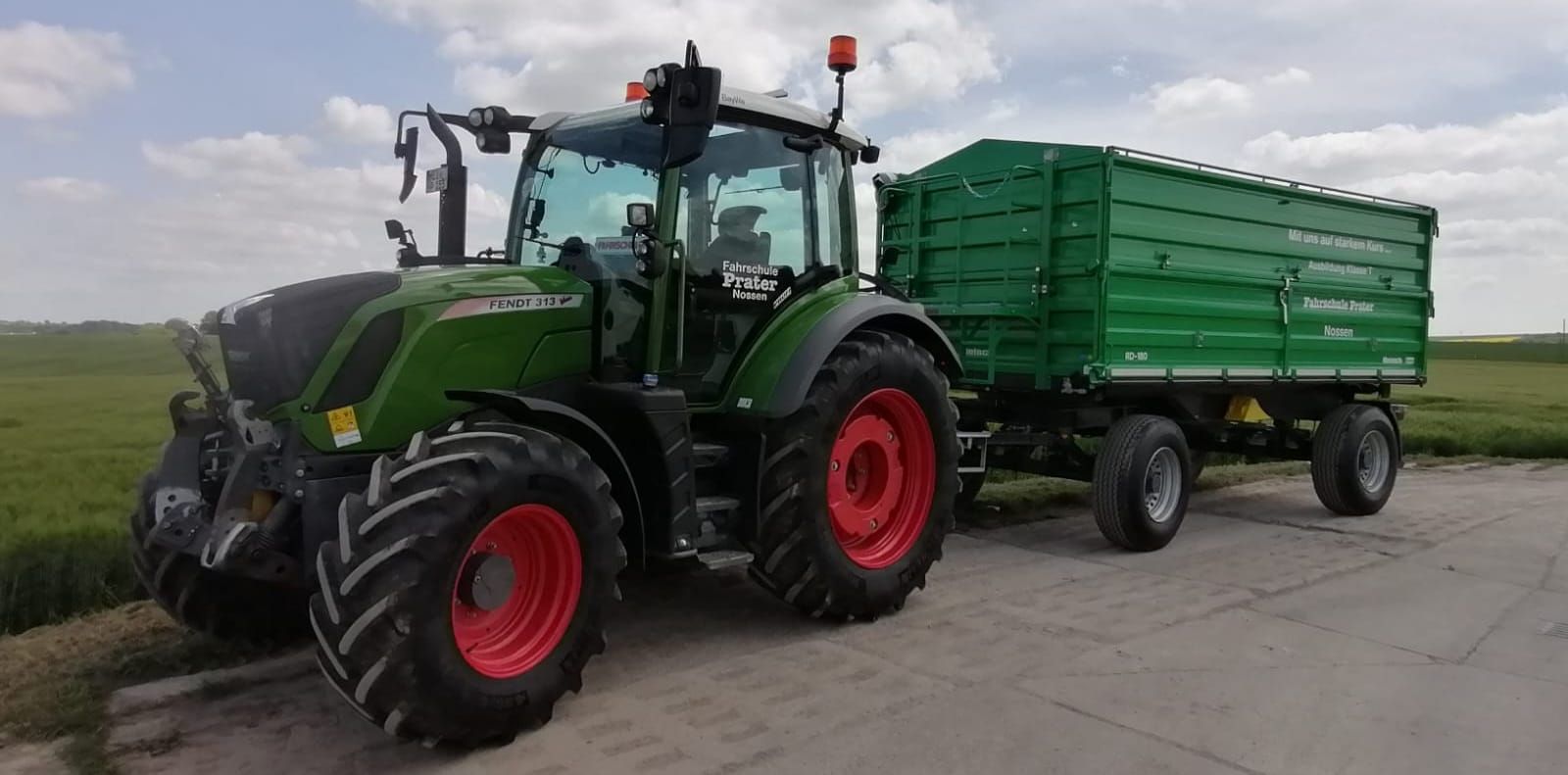 Traktor bei Feldarbeit