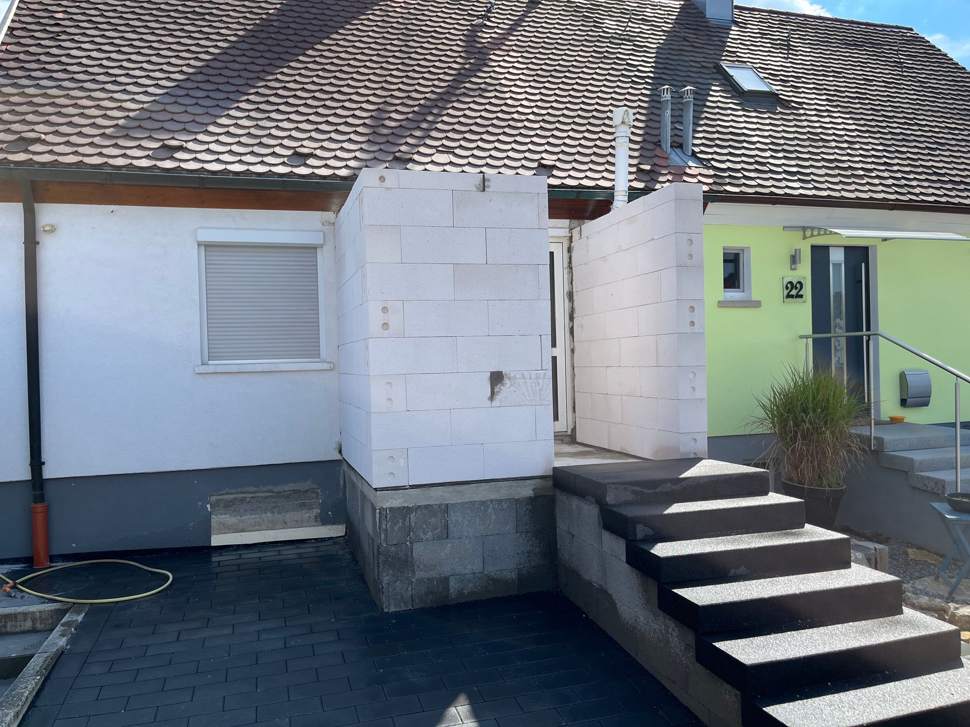 Ein Haus mit Treppen, die zur Haustür führen