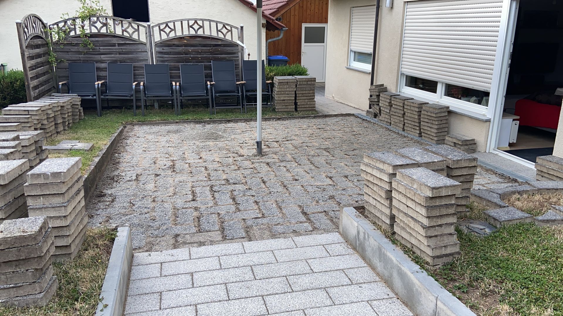 Vor einem Haus wird ein Ziegelweg gebaut