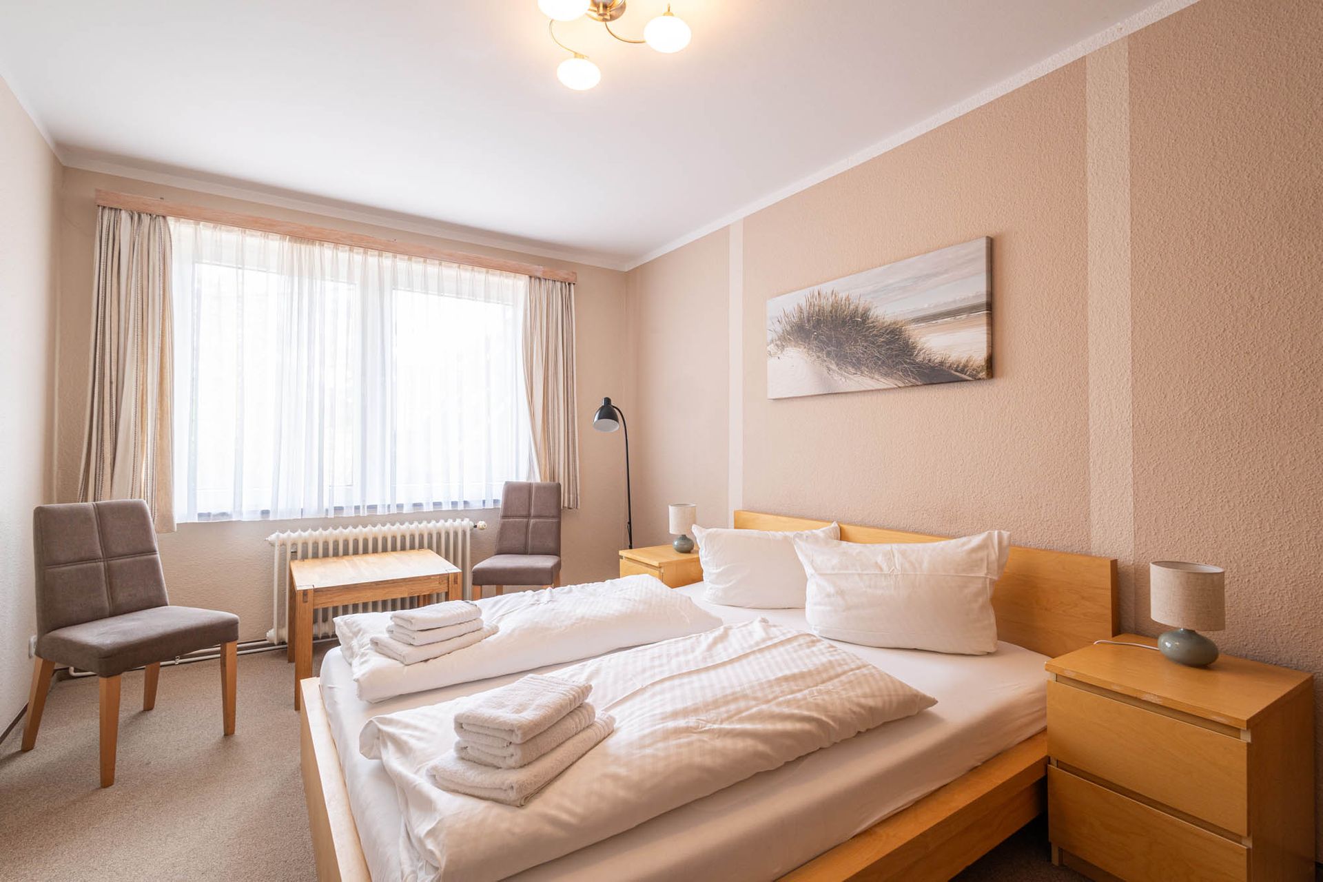 In der Mitte des Zimmers steht ein großes Bett.