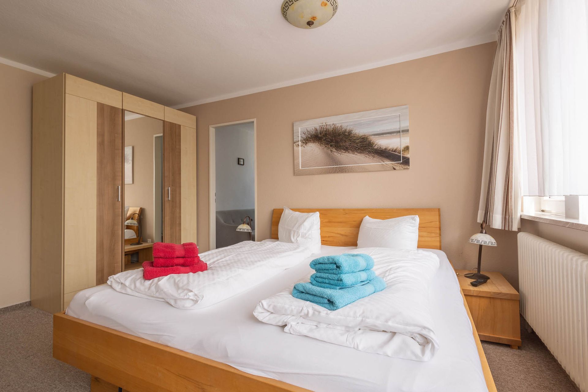 Ein Schlafzimmer mit Bett, Nachttisch und Kleiderschrank.