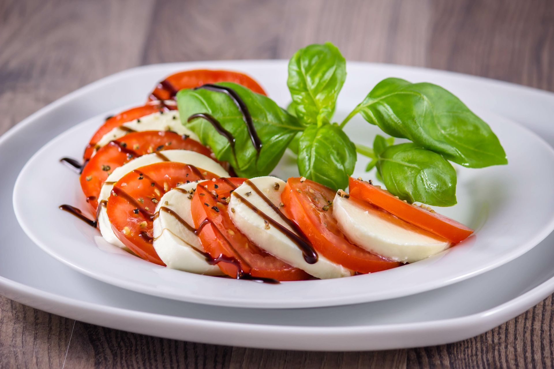 une assiette de tomate à la mozzarelle