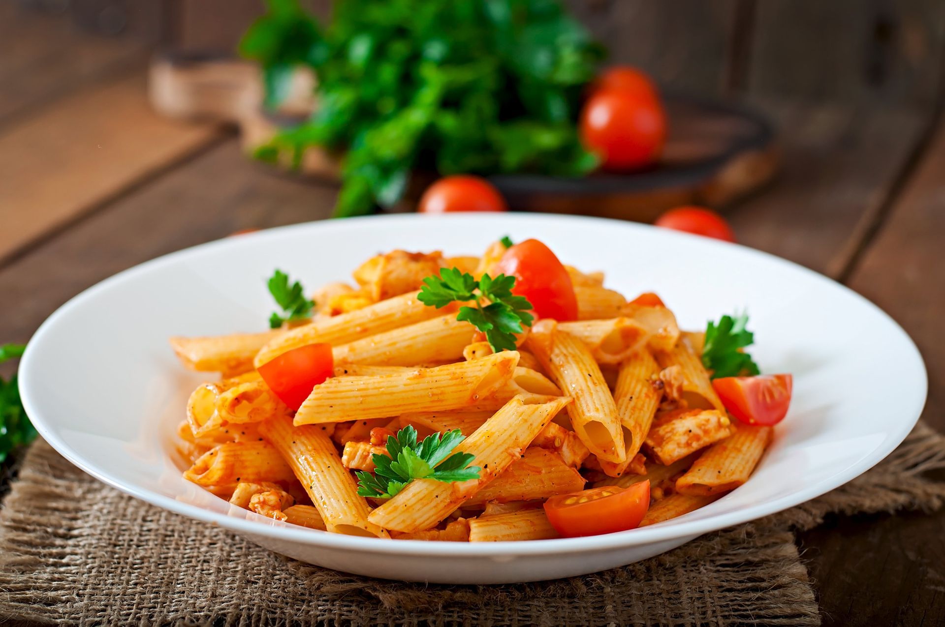 une assiette de penne à la tomate