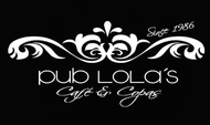 Logotipo blanco sobre fondo negro con la inscripci&oacute;n "pub LOLA'S Caf&eacute; & Copas", un adorno decorativo en la parte superior y la leyenda "Desde 1986".