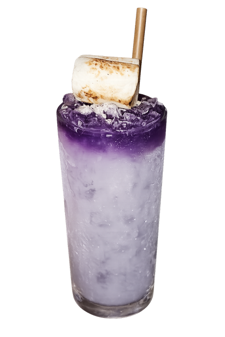 Un vaso alto de bebida helada de color lavanda, coronado con un malvavisco tostado y una pajita, sobre un fondo blanco.