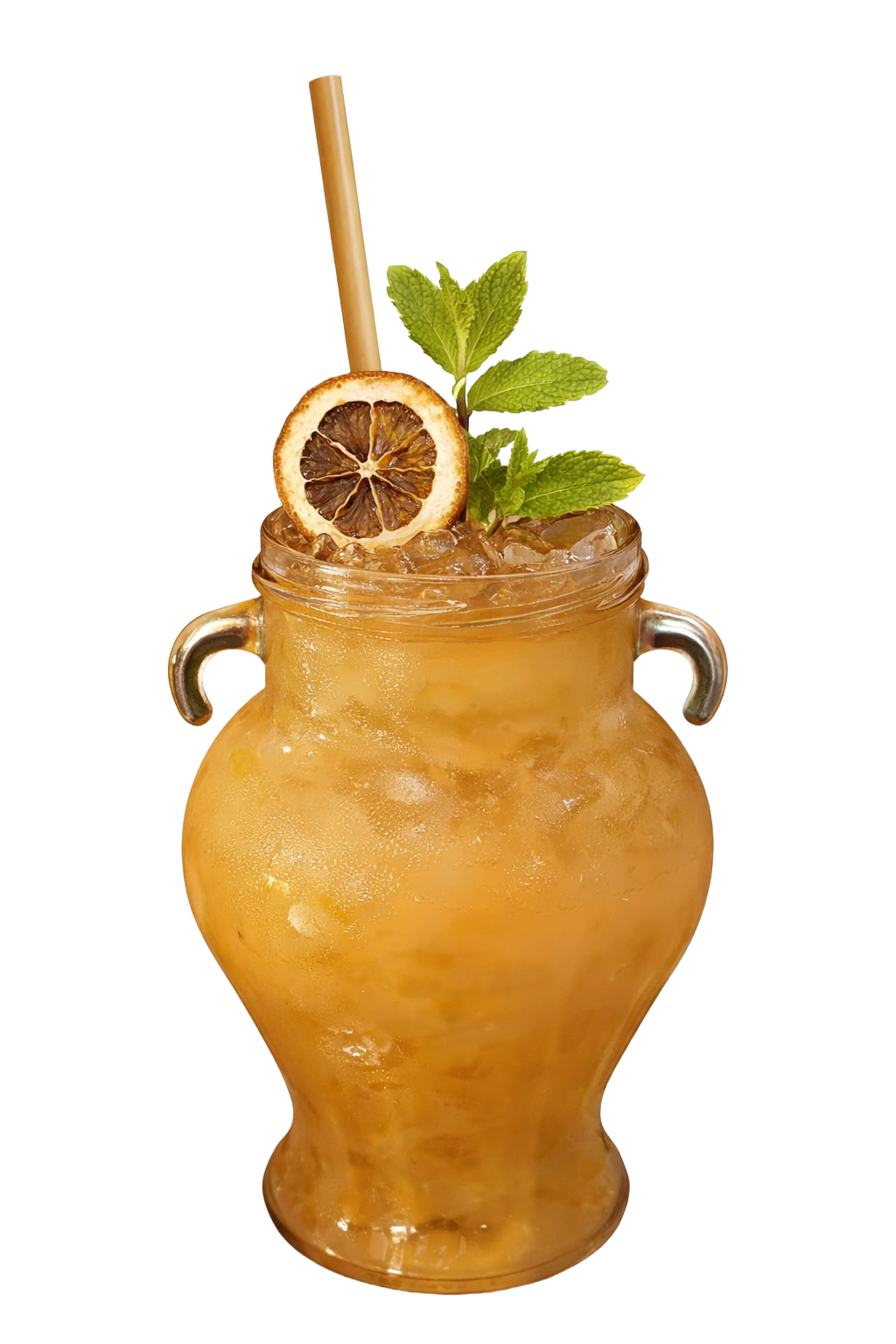 Un cóctel dorado servido en una jarra de cristal decorativa con dos asas, coronado con una rodaja de cítricos secos, una ramita de menta y una pajita.