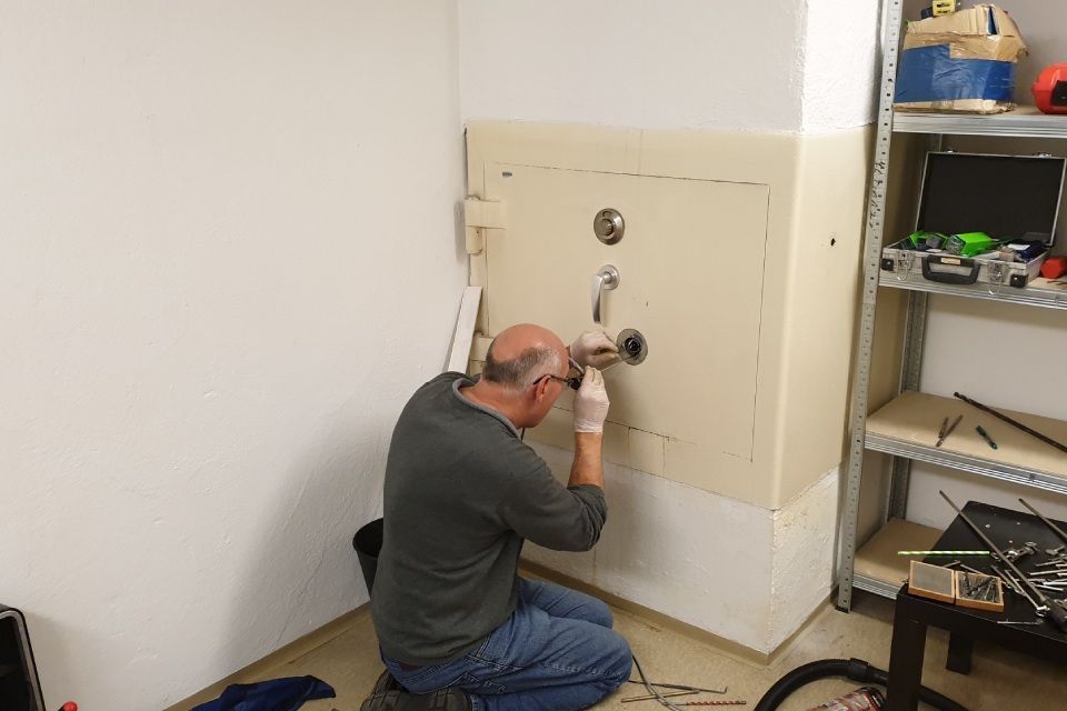 Tresortechniker bei der Arbeit