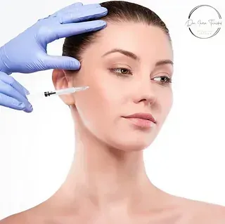 Una mujer recibe una inyección de botox en la cara.