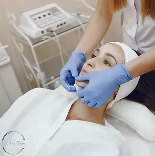 Una mujer está recibiendo un tratamiento facial en un salón de belleza.