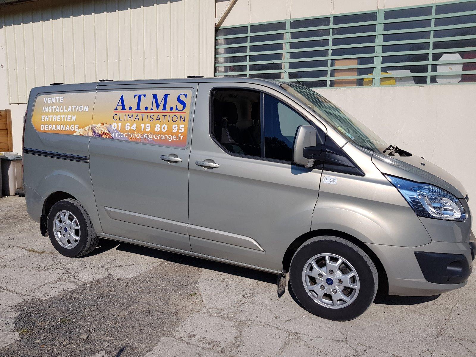 Camionnette utilitaire vue de profil du professionnel d'Air Technic Multi Services