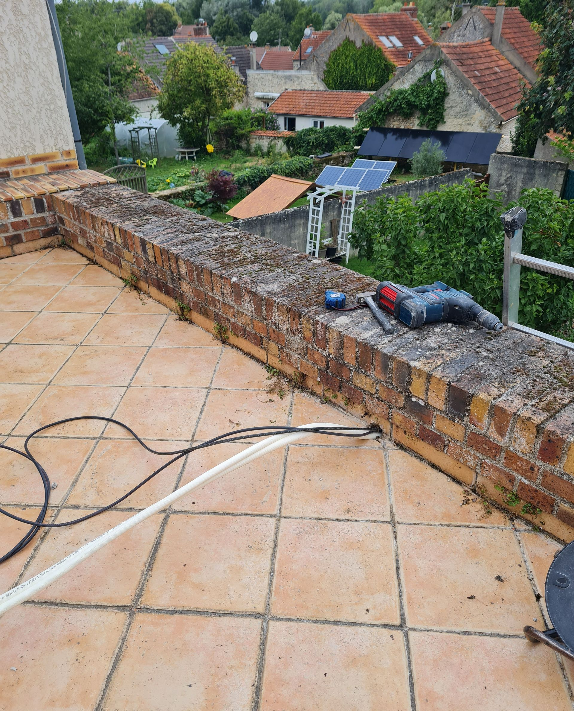 Exemple de raccordement électrique à travers le muret d'un toit d'une unité extérieur de pompe à chaleur air-air