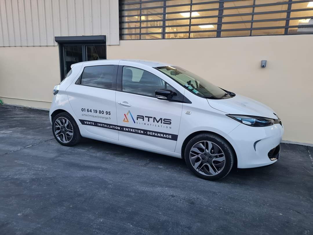 Voiture vue de profil du professionnel ATMS Climatisation utilisée lors des déplacements pour la vente, la pose, le dépannage